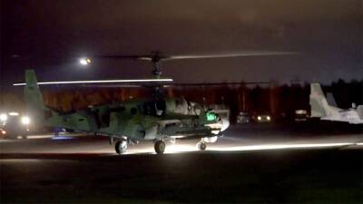 МО РФ показало ночные кадры боевого применения вертолетов Ка-52 по технике ВСУ