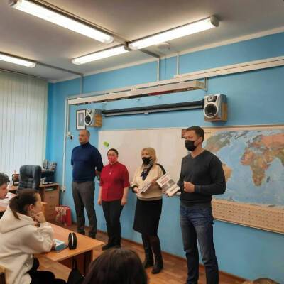 Депутаты передали книги по истории Лобненского рубежа в музей школы №9