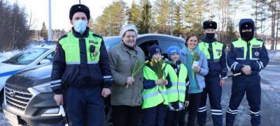 Сотрудники ГИБДД в Карелии вышли патрулировать дороги с цветами