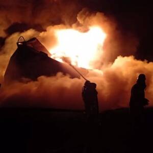 В Житомирской области больше восьми часов тушат пожар на нефтебазах. Фото