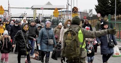 Біженцям радять не їхати в ЄС через Польщу