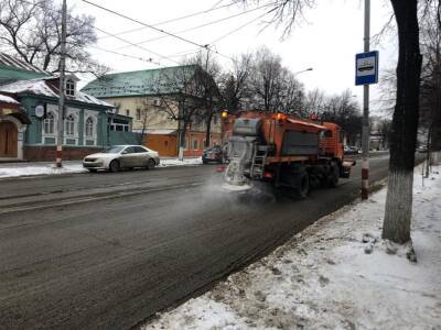 Ульяновские улицы продолжают очищать от снега и обрабатывать противогололедными материалами