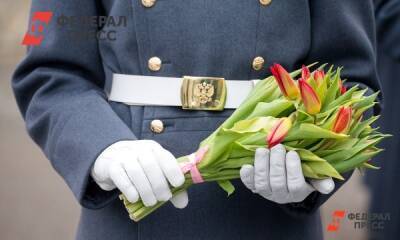 Новосибирские военнослужащие и юнармейцы поздравили с праздником женщин