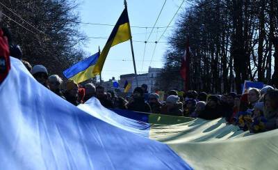 Швейные производства работают сверхурочно: в Латвии стремительно вырос спрос на украинские флаги