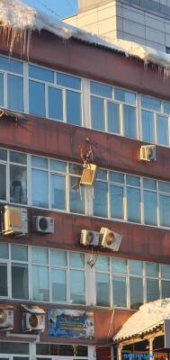 На здании в центре Южно-Сахалинска сосулькой оторвало кондиционер