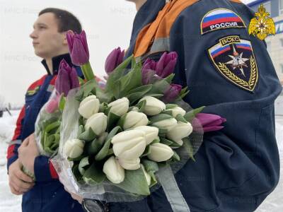 Студенты Всероссийского студенческого корпуса спасателей поздравили землячек с 8 марта