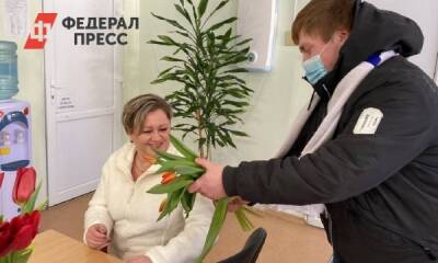 Свердловские волонтеры поздравили с 8 марта сотрудниц скорой помощи