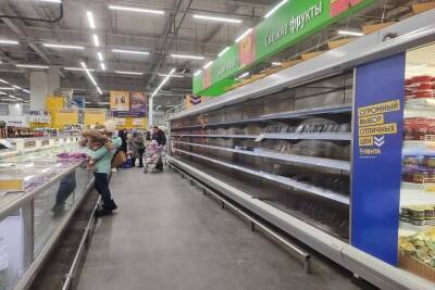 Полки магазинов опустели в Иркутске и Новосибирске. Фото