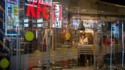 Владелец брендов KFC и Pizza Hut приостановит инвестиции в России