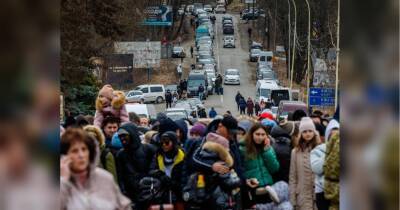 Тимчасовий захист для українців за кордоном чи статус біженця: що краще