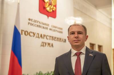 Депутат Михаил Романов поздравил с 8 марта петербурженок