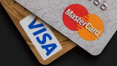 Visa и MasterCard прекращают работу в России