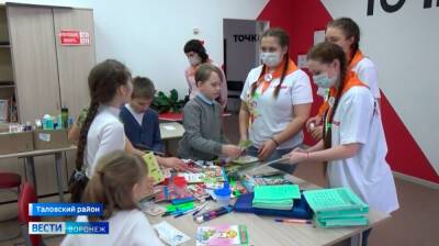 Школьники Воронежской области передали беженцам необходимые для учёбы предметы