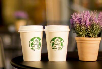 Starbucks приостанавливает бизнес в России и закрывает свои кафе.