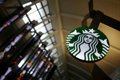 Starbucks приостановит бизнес в России