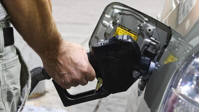 Байден заявил о продолжении роста цен на бензин для простых американцев