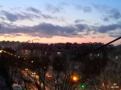 В Новосибирске небо на закате окрасилось в цвета российского флага