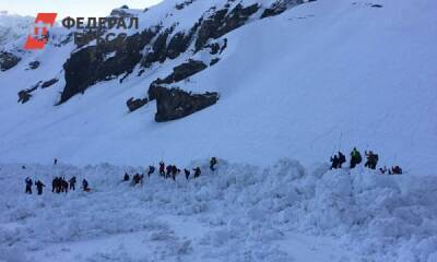 Снежная лавина накрыла туристов в горах Бурятии