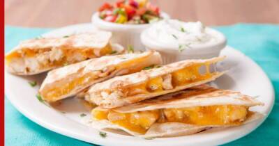Завтрак по-мексикански: рецепт кесадильи с курицей и чеддером