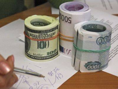 В России прекращают продавать валюту и ограничивают ее выдачу с валютных счетов