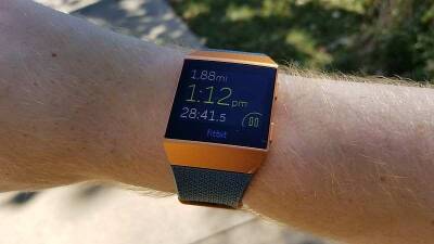 Нина Лукашева - Корпорация Fitbit отзывает смарт-часы Ionic из-за ожогов пользователей - actualnews.org - США