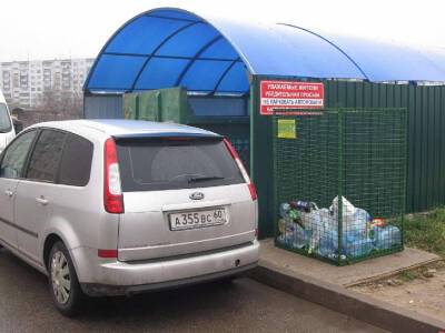 Жителям Пушкинского городского округа напомнили, что автомобилю не место рядом с мусором