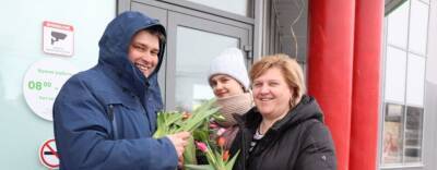 В Электрогорске женщинам подарили букеты тюльпанов в честь праздника