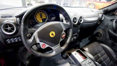 Ferrari приостановила выпуск суперкаров для России