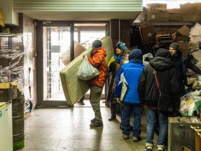 На железнодорожном вокзале Днепра работает пункт обогрева, в городе развернуты десятки опорных волонтерских пунктов