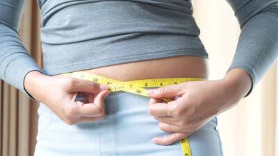 Диетолог Бурякова назвала способ выявить лишний вес