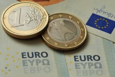 Курс евро обновил исторический максимум и уперся в установленную биржей новую верхнюю границу - 127,425 рублей