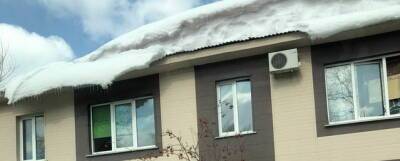 Мэр Южно-Сахалинска поручил усилить контроль за расчисткой кровель от снега и наледи