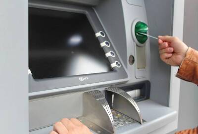 Эксперты рассказали, как санкции повлияют на банковские операции в стране