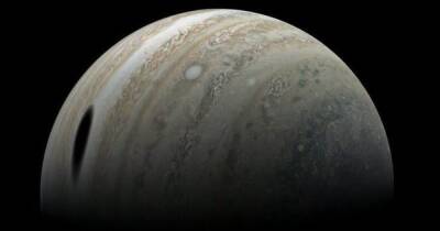 Тень на Юпитере и самое холодное место на Ганимеде: аппарат "Юнона" прислал новые данные