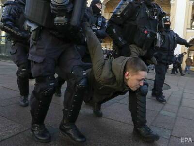 "Путин приказал еб...шить всех". СМИ опубликовали запись с избиениями россиянки, задержанной на антивоенном митинге