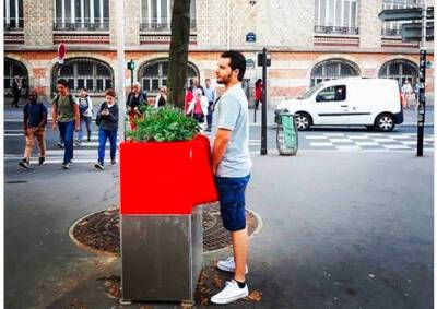 На улицах Парижа установили экописсуары под открытым небом