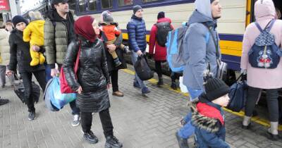Ситуация на границе. Как можно выехать из Украины: поезда в Словакию, катер в Румынию