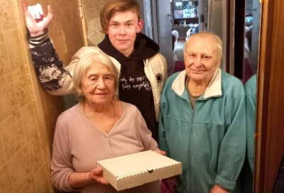 Подростки из Соснового Бора 8 марта подарили одиноким пенсионеркам пироги