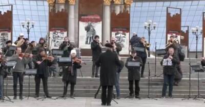 На Майдане симфонический оркестр сыграл концерт с призывом закрыть небо над Украиной
