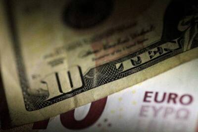 Доллар упал, а евро стабилизировался в преддверии саммита ЕС