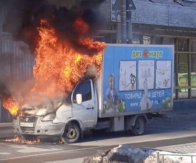 Фото: «Газель» выгорела дотла посреди дороги в Петербурге