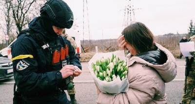 Любовь победит войну. Полицейский сделал предложение своей девушке прямо на блокпосту