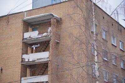 В здании общежития по улице Катаева, 37а в Сыктывкаре происходит разрушение аварийного пожарного выхода