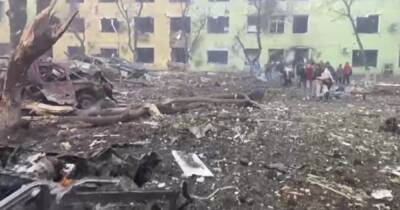 Войска РФ сбросили бомбу на детскую больницу в Мариуполе (фото, видео)