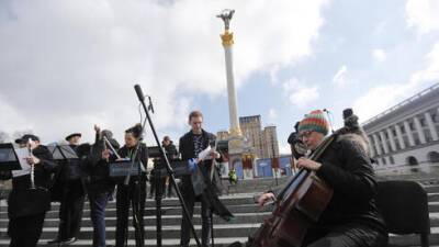 Видео: в Киеве прошла необычная акция против российского вторжения