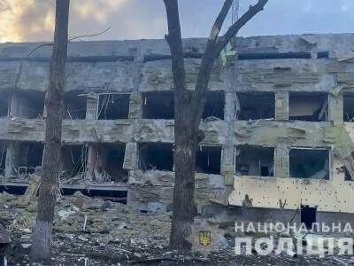Последствия авиаудара на Мариуполь: разрушены роддом и детская больница, 17 человек ранены. Фото и видео
