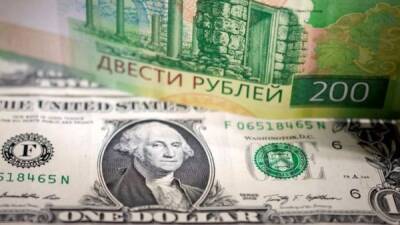 10 тысяч в одни руки: новый порядок выдачи валюты в России