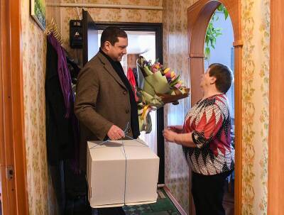 Губернатор Алексей Островский поздравил с 8 марта социального работника Гагаринского района