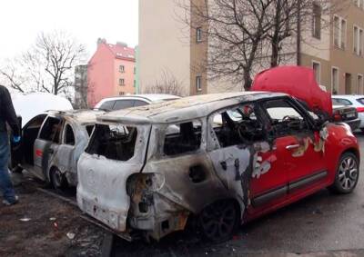 В Праге пожар повредил 7 припаркованных автомобилей