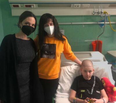 Анджелина Джоли посетила в римском госпитале украинских детей-беженцев